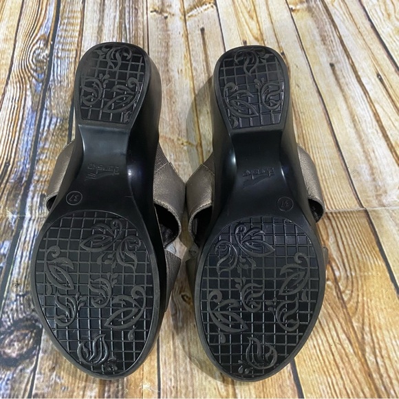 Dansko Womens Size Euro 37 Taupe Leather Thong Toe Floral Sandals - Picture 5 of 5